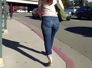 Bubble butt beauty flaunts her ass for the candid street cam
