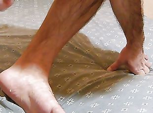 Earl Smile cums on his own soles